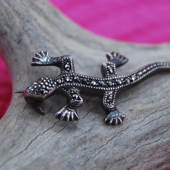Retro Pewter Gecko Lapel Pin - Picture 3 of 6